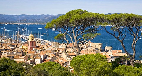 View over the roofs on the bay of Saint-Tropez during the sailing regatta "Les Voiles de Saint-Tropez" in Saint-Tropez, Departement Var, Cote d'Azur, Provence, Southern France, France