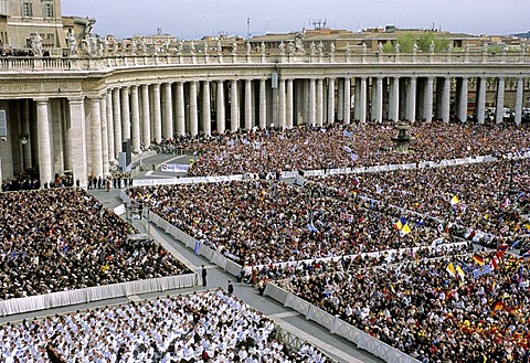 Colonnades, crowds of people, inauguration of Pope Benedict XVI, Ratzinger on Piazza San Pietro Square, Vatican, Rome, Latium, Italy, Europe