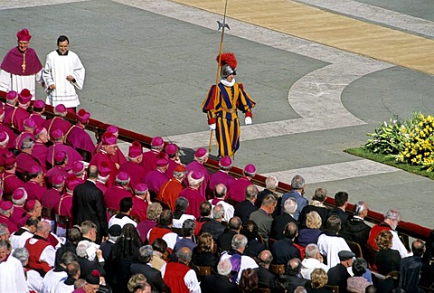 Bishops, Swiss Guard, inauguration of Pope Benedict XVI, Ratzinger, Piazza San Pietro Square, Vatican, Rome, Latium, Italy, Europe