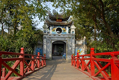 Buddhism, red wooden bridge with entrance tower, Ngoc Son Temple, Hoan Kiem Lake, Hanoi, Vietnam, Southeast Asia, Asia