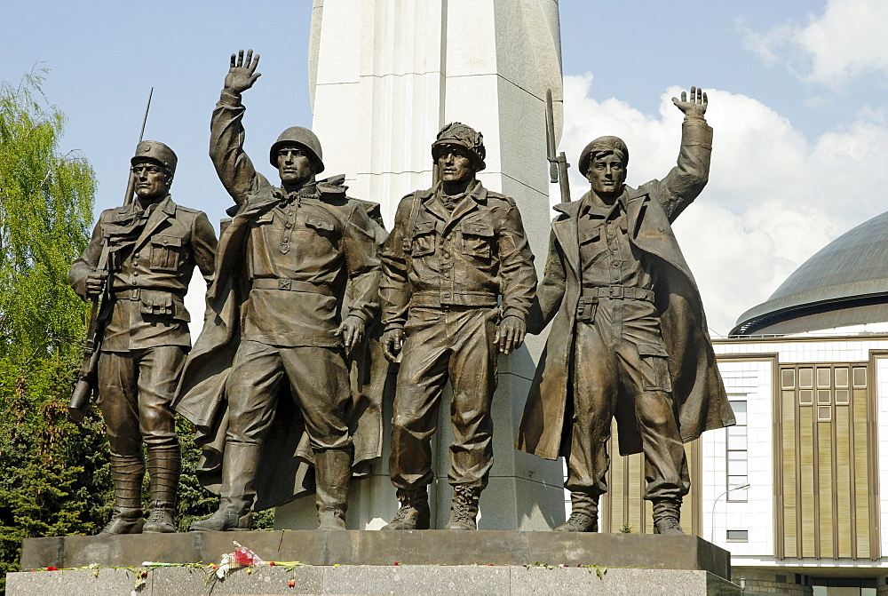 Figures of soldiers, monument to the participants of the Antihitlerite coalition, Poklonnaya Hill, Moscow, Russia