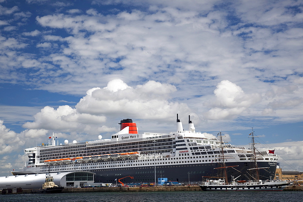 Cruise ship, Queen Mary 2 in the harbour of Southampton, England, UK, Europe