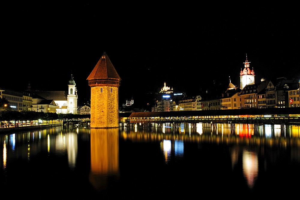 Chapel Bridge over Reuss River in Lucerne, Canton of Lucerne, Switzerland, Europe