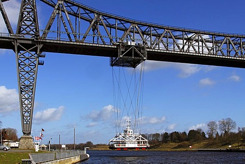 Ferry bridge on the railway viaduct above the Kiel Canal between Rendsburg and Osterroenfeld, Rendsburg, Schleswig-Holstein, Germany