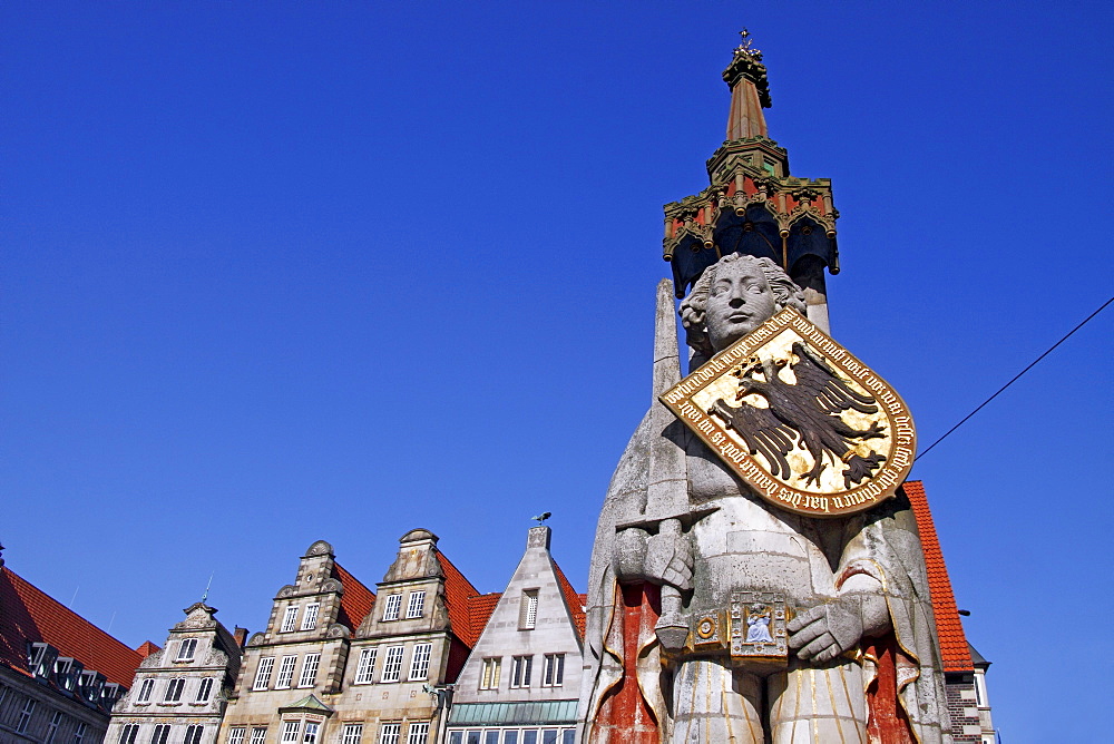 Bremer Roland statue on the market square in the old town of Bremen, UNESCO World Heritage Site, landmark, Free Hanseatic City of Bremen, Germany, Europe