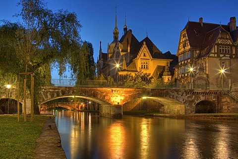 Pont St. Guillaume Bridge crossing Ill River, night, Strasbourg, Alsace, France, Europe