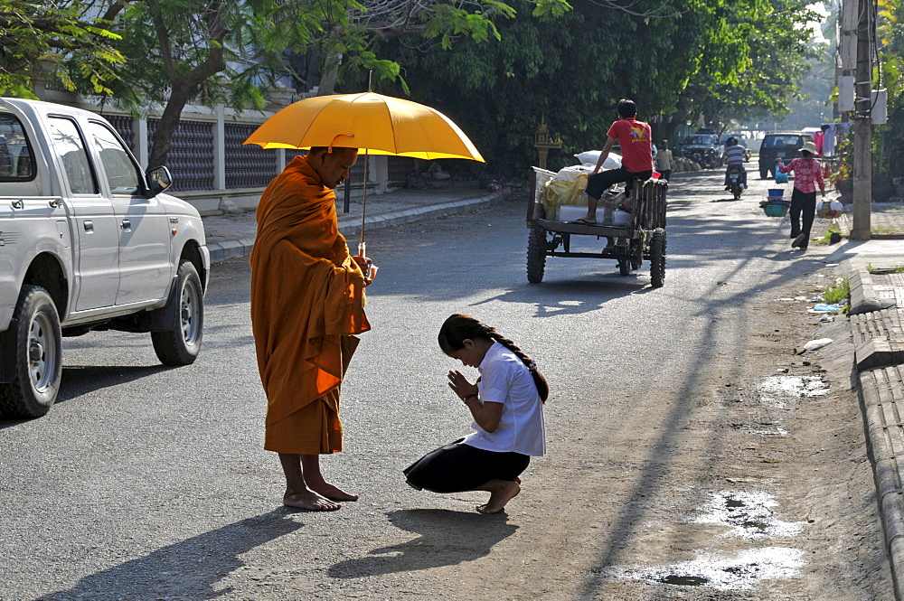 Devotion of a monk while to begging for alms, Binhabad, Phnom Penh, Cambodia, Asia