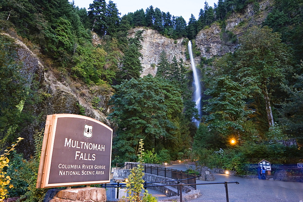 Multnomah Falls, Columbia River Gorge, Oregon, USA