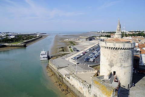 View towards the sea at low tide, Tour de la Chaine, Tour de la Lanterne, towers, harbour, La Rochelle, Poitou Charentes, France, Europe