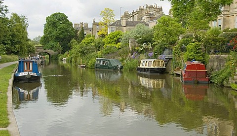 Boats, gardens and houses, Bath, Avon Canal, Somerset, England, Great Britain, Europe