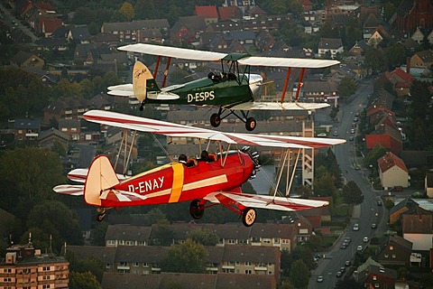 Aerial picture, Tiger Moth, D-ESPS, built in 1940, green, Focke-Wulf Stieglitz, D-ENAY, built in 1940, red and white, planes, Hamm, Ruhr area, North Rhine-Westphalia, Germany, Europe