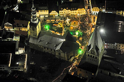 Aerial photo, night shot, Christmas market, town hall, St. Patrokli Dom Cathedral, Morgner-Haus building, site of the Alte Pfalz, imperial palace, St.-Petri-Kirche church, Soest, South Westphalia, North Rhine-Westphalia, Germany, Europe