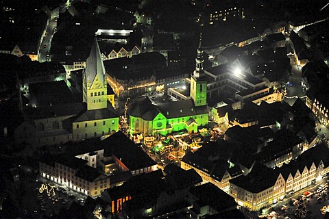 Aerial photo, night shot, Christmas market, town hall, St. Patrokli Dom Cathedral, Morgner-Haus building, site of the Alte Pfalz, imperial palace, St.-Petri-Kirche church, Soest, South Westphalia, North Rhine-Westphalia, Germany, Europe