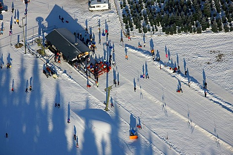 Aerial photo, Winterberg, skiing area, ski-lift and skiers, Kahler Asten, Hochsauerlandkreis, North Rhine-Westphalia, Germany, Europe