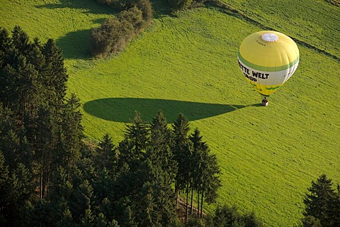 Aerial photograph, hot-air balloon landing during the Warsteiner Internationale Montgolfiade (WIM), hot-air balloon championships, Balve Eisborn, Maerkischer Kreis district, Sauerland, North Rhine-Westphalia, Germany, Europe