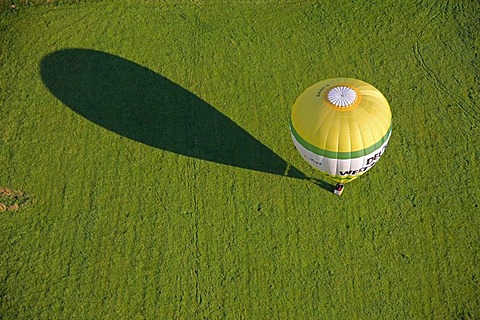 Aerial photograph, hot-air balloon landing during the Warsteiner Internationale Montgolfiade (WIM), hot-air balloon championships, Balve Eisborn, Maerkischer Kreis district, Sauerland, North Rhine-Westphalia, Germany, Europe