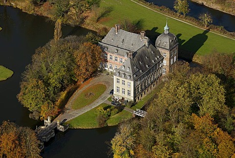 Aerial photo, moated castle, Burg Hovestadt, Hovestadt Castle, Earl of Plettenberg, baroque gardens, Hovestadt, Lippe, Lippstadt, Soest District, Soester Boerde, South Westphalia, North Rhine-Westphalia, Germany, Europe