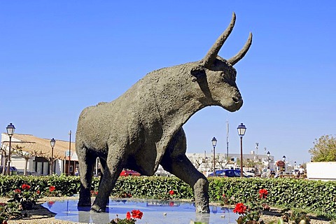 Statue of Camargue bull, Les Saintes-Maries-de-la-Mer, Camargue, Bouches-du-Rhone, Provence-Alpes-Cote d'Azur, Southern France, France, Europe