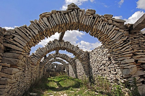 Ruin of a sheep shelter, Le Contadour, Vaucluse, Provence-Alpes-Cote d'Azur, Southern France, France, Europe