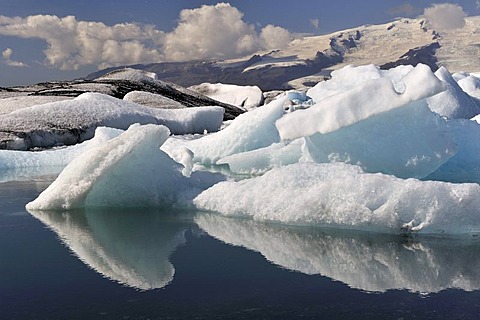 Glacial lake Joekulsarlon, engl. glacial river lagoon, situated between the Skaftafell National Park and Hoefn, with floating icebergs, South Coast, Iceland, Europe