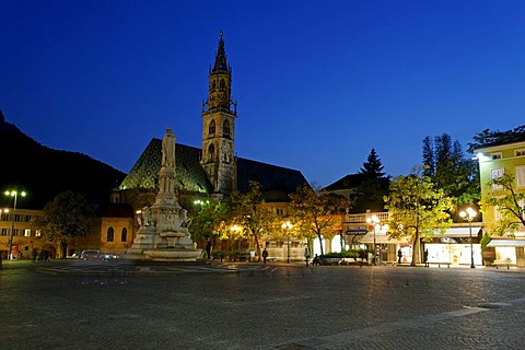 Memorial to Walter von der Vogelweide in front of the Cathedral of the Assumption, Walterplatz, Walter square, Bolzano, Bozen, Alto Adige, Italy, Europe