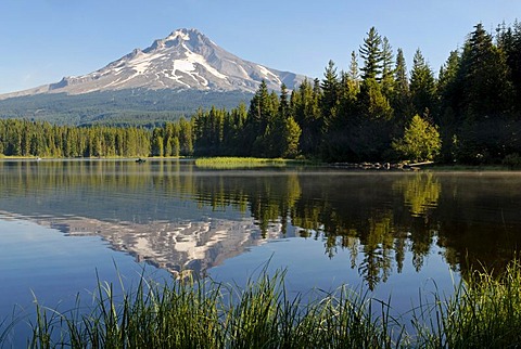 Trillium Lake and Mount Hood volcano, Cascade Range, Oregon, USA