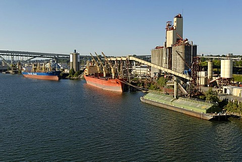 Granary and freighter in the harbour of Portland on Willamette River, Oregon, USA