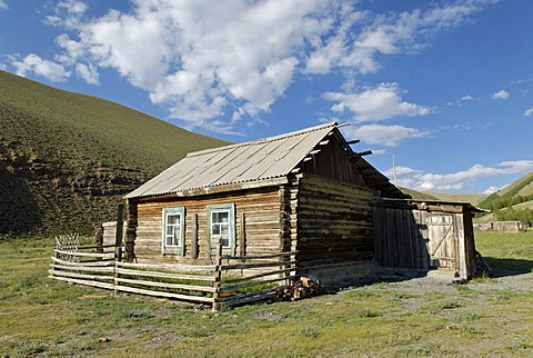 Log cabin, winter camp of Altay nomads, Chuja Steppe, Sailughem, Saylyugem Mountains, Altai Republic, Siberia, Russia, Asia