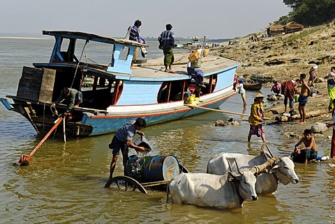 People and boats at the shore of the Irrawaddy River, Ayeyarwady, Irawady, Burma, Myanmar, Asia