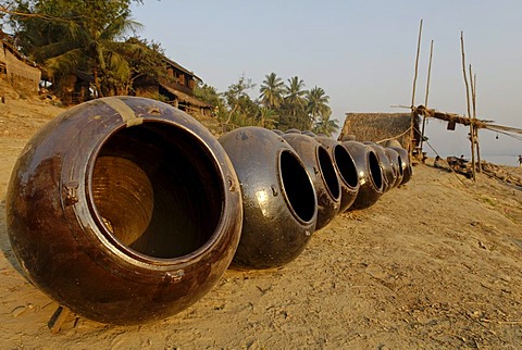 Martaban pots in the pottery village Kyauk Myaung on the shore of the Irrawaddy River, Ayeyarwady, Irawady, Burma, Myanmar, Asia