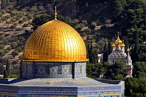 Cupola of the Dome of Rock in front of the golden towers of the Russian-orthodox Maria-Magdalene Church, Jerusalem, Israel, Near East, Orient