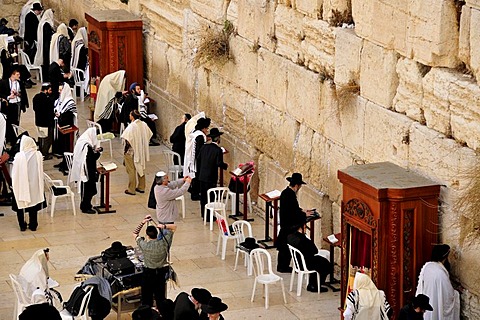 Jews praying at the Wailing Wall, Jerusalem, Israel, Near East, Orient