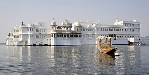 Lake Pichola and Lake Palace Hotel, former Jag Niwas Palace, Udaipur, Rajasthan, India, South Asia