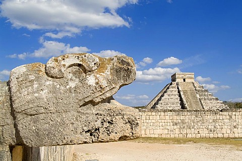 Chichen Itza, Quetzalcoatl, Feathered Serpent deity and Stepped pyramid of Kukulkan, El Castillo in the background, Yucatan, Mexico, UNESCO World Heritage Site Quetzalcoatl, Feathered Serpent deity, Stepped pyramid of Kukulkan, El Castillo - The Castle, C