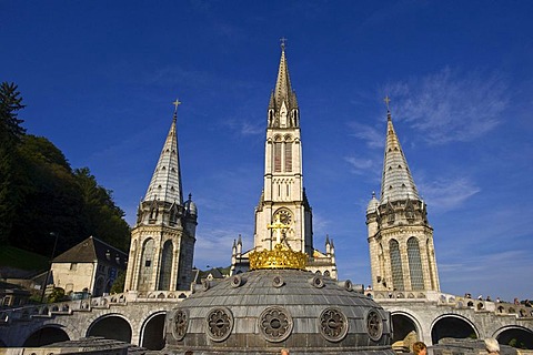 Rosary Basilica and Lourdes and the Basilica of the Immaculate Conception, Lourdes, Pyrenees-Midi, France, Europe