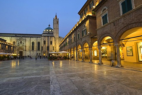 Piazza del Popolo, San Lorenzo and arcades, Ascoli Piceno, Marche, Italy, Europe