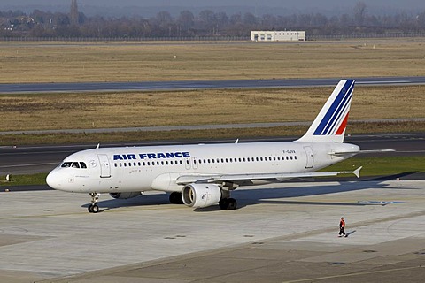 Air France KLM Airbus A 320 in the manoeuvring area, Duesseldorf International Airport, North Rhine-Westphalia, Germany, Europe