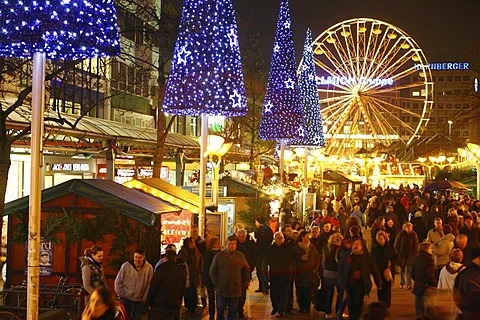 Christmas market in the evening, Koenigsstrasse, pedestrian zone, downtown Duisburg, North Rhine-Westphalia, Germany, Europe