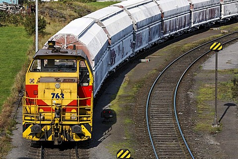 Shunting engine pulling carriages covered with chalk powder, Huettenwerk Krupp Mannesmann, HKM, North Rhine-Westphalia, Germany, Europe