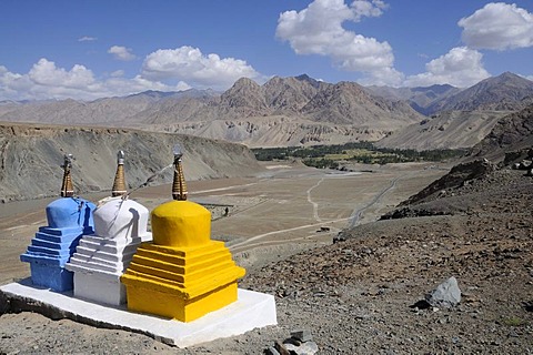 Chorten in the upper Indus valley, following the confluence of the Indus and the Zanskar Rivers, Ladakh, India, Himalayas, Asia