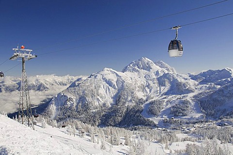 Gondola of Millennium Express cable car in front of Gartnerkofel Mountain, Nassfeld, Carinthia, Austria, Europe