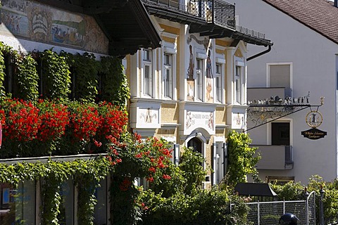 Guild symbol of Wilhelm Schweizer, pewter figures in Herrenstrasse in Diessen on Lake Ammersee, Pfaffenwinkel, Fuenfseenland, Upper Bavaria, Germany, Europe