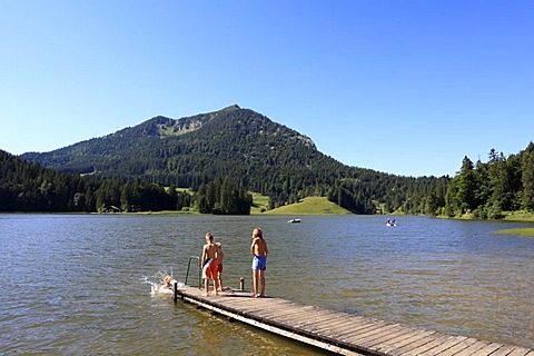Bathing jetty on Spitzingsee lake, Brecherspitze mountain, Mangfall mountain range, the Alps, Upper Bavaria, Bavaria, Germany, Europe