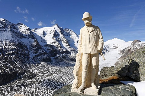 Monument to Kaiser Franz Joseph at Kaiser-Franz-Josefs-Hoehe in front of Grossglockner mountain and Pasterze Glacier, Grossglockner High Alpine Road, Hohe Tauern National Park, Carinthia, Austria, Europe