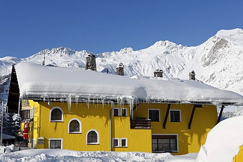 Snow-covered house on Fernpass mountain pass, Tyrol, Austria, Europe