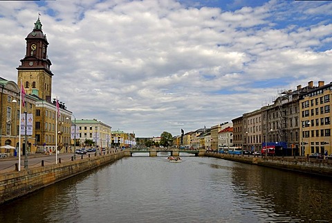 Fattighusan city canal with tourist boat and Gothenburg city museum, Gothenburg, Sweden, Scandinavia, Europe