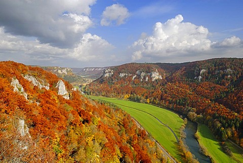 View from Eichfelsen, to upper Danube valley, County Sigmaringen, Baden-Wuerttemberg, Germany, Europe