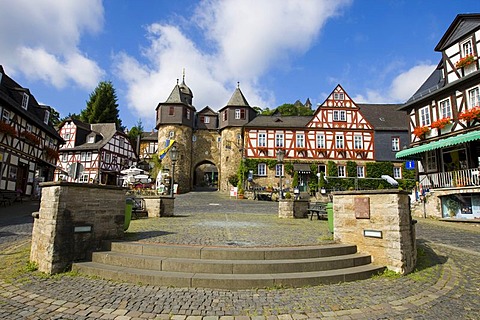 Burgtor Castle gate, Braunfels, Marktplatz Square with half-timbered houses, Braunfels, Lahn-Dill-Kreis, Hesse, Germany, Europe