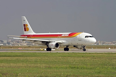 Airbus A320 Iberia, Montana de Covadonga, taking off at Frankfurt Airport, Hesse, Germany, Europe