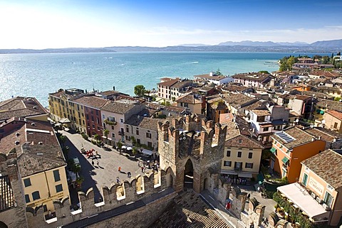 Historic city centre of Sirmione, Lake Garda at back, Lago di Garda, Lombardy, Italy, Europe